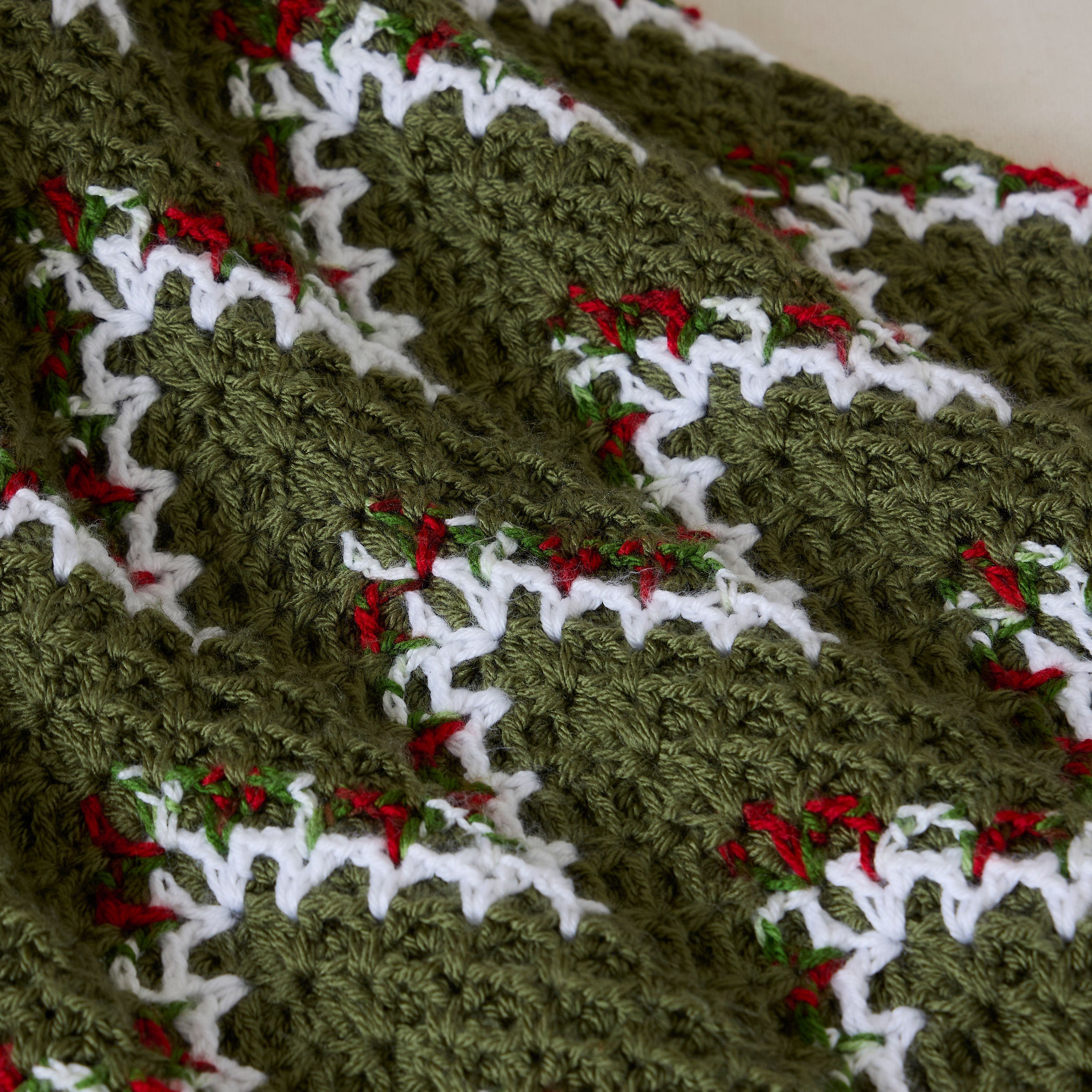 Holly Berry Ripple Throw